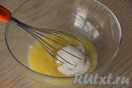 Яйца вбить в достаточно вместительную миску и взбить венчиком, затем всыпать соль и сахар.