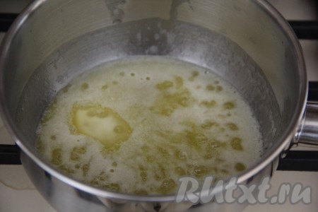 В сотейнике растопить сливочное масло, добавить сок лимона.