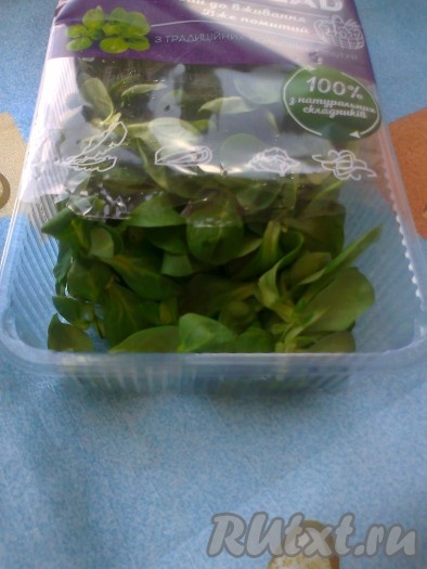 Вырастить микрогрин (или микрозелень) из семян льна очень легко. Для выращивания используйте небольшую ёмкость (я использовала коробку от салата).