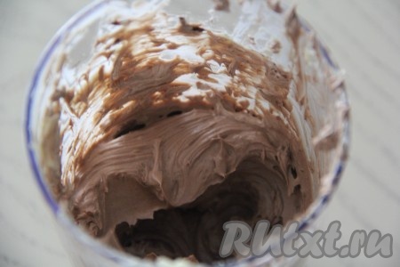 К взбитому маслу добавить не горячий растопленный шоколад и взбить миксером в течение пары минут (до однородности). 
