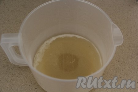 Горячий сахарный сироп перелить из сотейника в чашу, подходящую для взбивания, добавить набухший желатин.