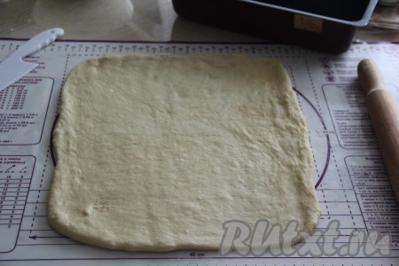 Тесто раскатать скалкой в прямоугольный пласт (очень тонко раскатывать тесто не нужно).