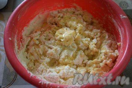 Начинаем замешивать тесто вначале ложкой, а затем - руками, добавляя постепенно растительное масло.
