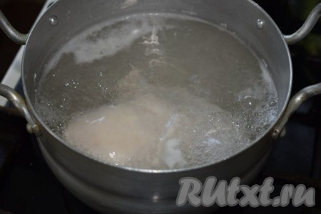 Для начала отварим куриное филе в подсоленной кипящей воде до готовности (в течение минут 20 с начала закипания воды). Готовое мясо достаём из кастрюли и даём охладиться до комнатной температуры.