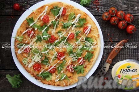 Присыпать каждую пиццу сыром и нанести соус. Вкусную, сытную, сочную пиццу "Цезарь" с курицей подать в горячем виде.