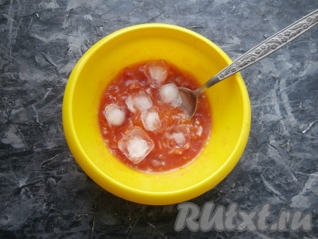 Суп из помидоров тщательно перемешать, добавить несколько кубиков льда.