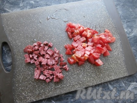 Копчёную колбасу и 1 свежий помидор нарезать кубиками.