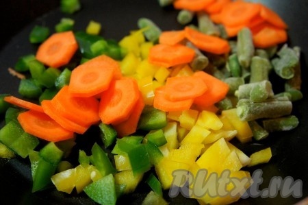 Подготовим овощи для супа. Болгарский перец нарезать мелким кубиком, добавить нарезанную на тонкие кружочки морковь и стручковую фасоль, выложить на сковороду с разогретым растительным маслом.
