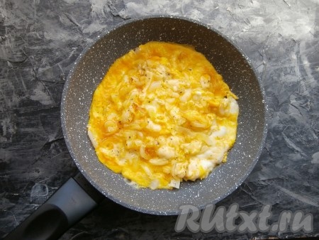 Посолить яичницу с луком и сыром, немного поперчить, прикрыть сковороду крышкой и на медленном огне готовить блюдо минуты 3 (верх должен стать практически сухим).