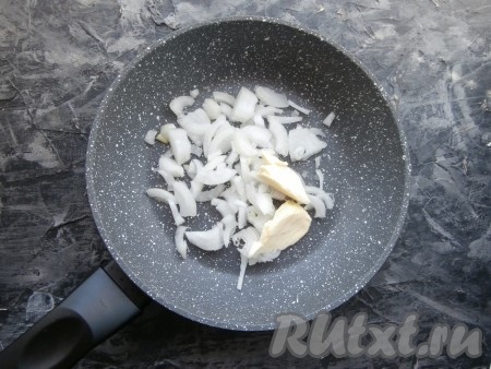 В сковороду поместить сливочное масло, добавить нарезанный тонкими перьями очищенный репчатый лук.