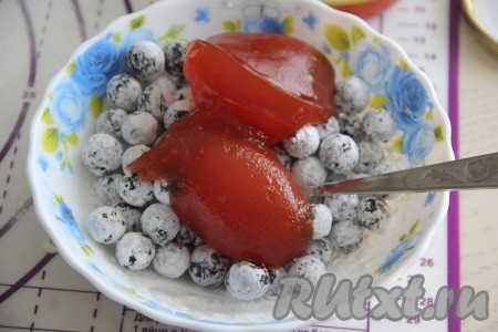 К ягодам, смешанным с крахмалом, добавить джем. 