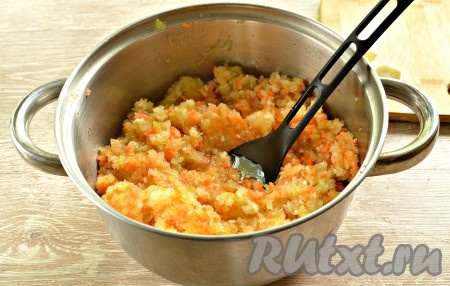 Пропускаем нарезанные лук, кабачок и морковку через мясорубку (рекомендую использовать мелкую решётку).