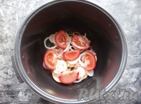 Далее выложить тонкие дольки свежего помидора.