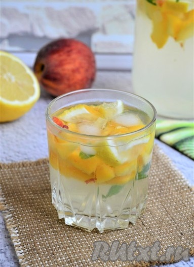Лимонад из персиков и лимона