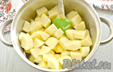 За это время очистим картошку, нарежем на крупные кубики и добавим к овощам.