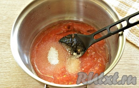 Переливаем томатный сок в кастрюлю, вливаем растительное масло, добавляем сахар, соль, перемешиваем, доводим на среднем огне до кипения, провариваем, иногда помешивая, в течение 5 минут.