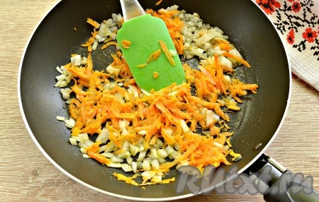 В сковороде разогреваем растительное масло, выкладываем в него морковку с луком. Обжариваем на умеренном огне овощи 3-4 минуты, периодически их перемешивая.
