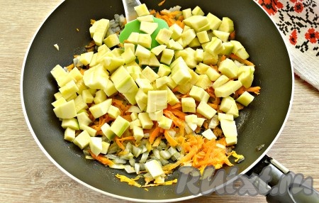 150 грамм кабачка нарезаем на мелкие кубики (или брусочки), выкладываем на сковороду к морковке и луку, обжариваем 4-5 минут. 