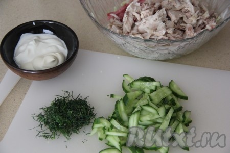 Соединить в салатнике капусту, курицу и колбасу. Укроп и огурец вымыть. Огурчик нарезать на небольшие брусочки. Укроп нарезать мелко.