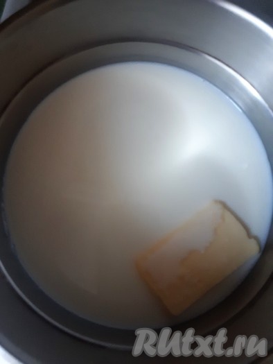В сотейнике соединить молоко, масло и сахар, довести смесь, помешивая, на среднем огне до кипения.  