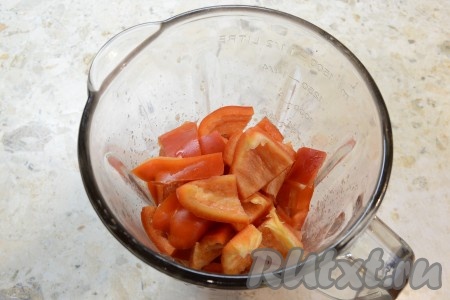 Измельчить помидоры, добавить болгарский перец, нарезанный на части.