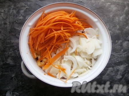 Сюда же добавить нарезанный полукольцами (или четвертинами) лук и натёртую на корейской тёрке морковь.