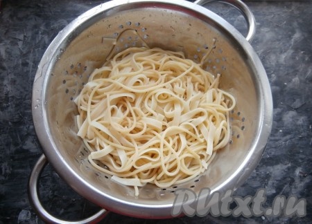 Спагетти выложить в кипящую подсоленную воду, перемешать, дать закипеть, а затем варить до готовности в течение времени, указанного в инструкции на упаковке к макаронным изделиям, готовые вы готовите. Откинуть варёные спагетти на дуршлаг, чтобы стекла лишняя жидкость.