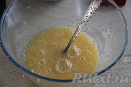 С помощью вилки (или венчика) взбить сахар с яйцами до однородности.