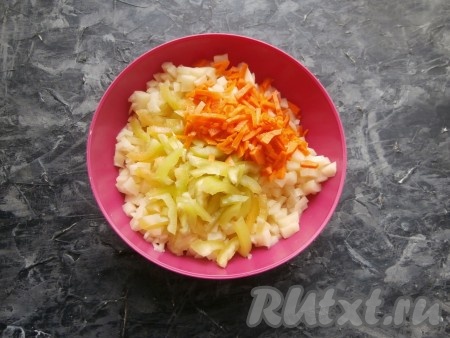 Промыть и  очистить болгарский перец и морковь. К картофелю добавить нарезанный соломкой болгарский перец и нарезанную маленькими брусочками морковку.