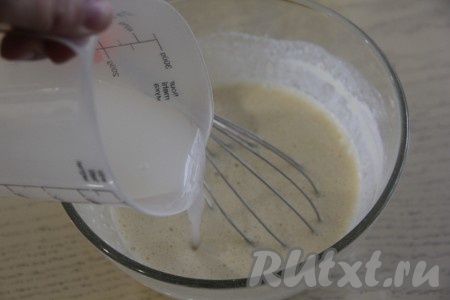 Далее в получившуюся смесь влить тонкой струйкой крутой кипяток. Пока вливается кипяток, тщательно и непрерывно перемешиваем тесто венчиком.