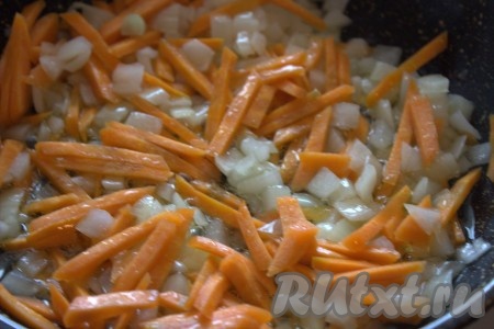 Очистить луковицу, а затем нарезать небольшими кубиками. Хорошо разогреть немного растительного масла в сковороде, выложить морковку с луком и на среднем огне обжарить в течение 4-5 минут, не забывая периодически перемешивать овощи.