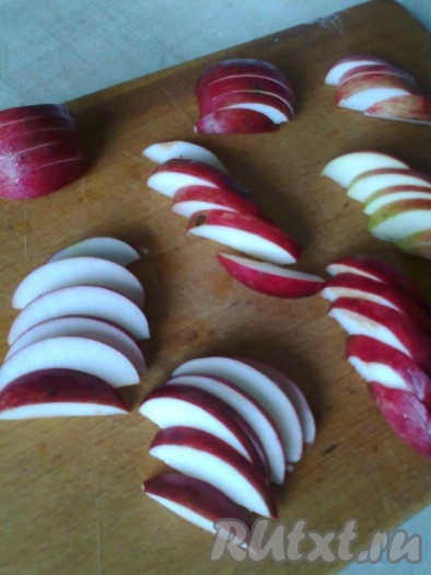 Затем нарезать яблоки тонкими дольками (толщина долек должна быть такой, чтобы они не разварились).