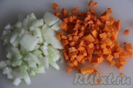 Лук и морковь почистить, а затем нарезать на небольшие кубики.