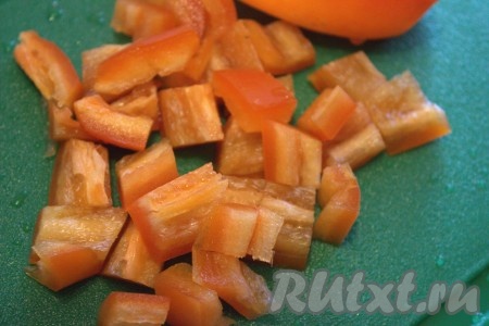 Болгарский перец помыть, очистить от семян и перегородок, произвольно нарезать. Я нарезала перец небольшими кубиками.