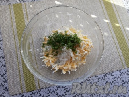 В миску с дайконом добавить нарезанные варёные яйца и измельчённый укроп.