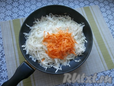 В сковороду с капустой выложить мелко нарезанную луковицу и натёртую на крупной тёрке морковь.