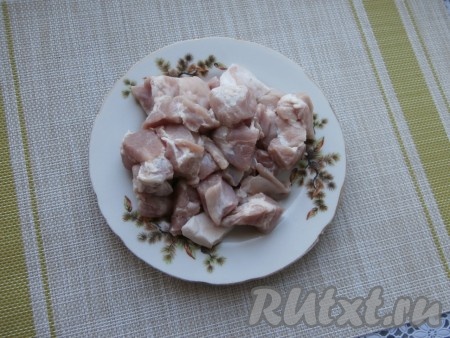 Лук и морковь очистить, удалить семена из болгарского перца. Свинину вымыть, нарезать небольшими кусочками.