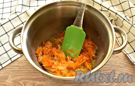 Разогреваем растительное масло в кастрюле с толстым дном (или в казане, или в глубокой сковороде), затем выкладываем морковку с луком, обжариваем овощи, периодически помешивая, 4-5 минут.