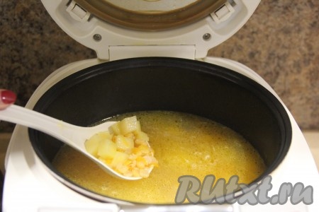 После того как горох проварится 30 минут (горох должен стать достаточно мягким), добавить в чашу мультиварки очищенную и нарезанную на кубики картошку, продолжить варить под закрытой крышкой на режиме "Суп" 10 минут.