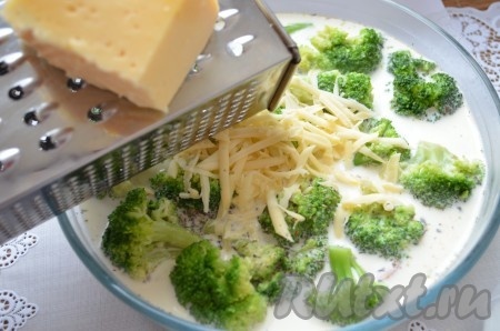 Посыпать запеканку из рыбы и брокколи тертым сыром.
