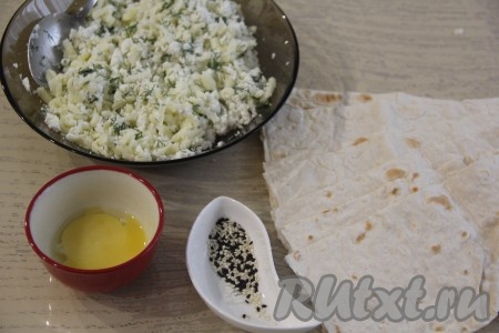 Перемешать творожно-сырную массу и начинка для хачапури из лаваша готова.