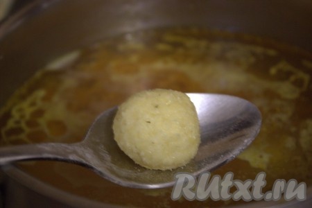 Когда картофель проварится 10-15 минут, аккуратно выложить в суп сформированные сырные шарики, варить минут 10.