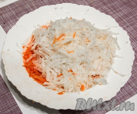 Соединить в одной тарелке натёртые морковку и редьку.