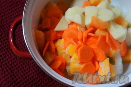 Добавить нарезанную морковь и картофель, налить воды, чтобы она покрывала овощи, но не полностью, и варить 10-15 минут после закипания.