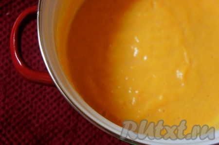 Пюрировать суп с помощью блендера. При желании можно оставить несколько кусочков моркови и/или тыквы для украшения супа-пюре.