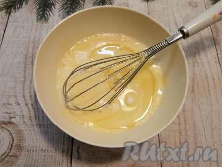 Хорошенько взбить яичную смесь венчиком, затем влить в миску растительное масло и молоко.