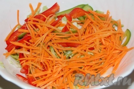 Отправить нарезанную морковь в салатник.