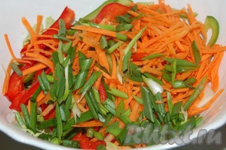 Нарезать зеленый лук и добавить в салатник.
