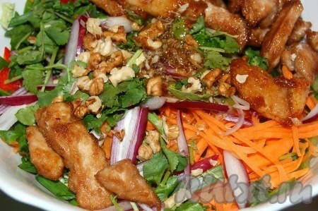 Добавить к овощам кусочки курицы и полученной заправкой заправить китайский салат. Аккуратно, чтобы не поломать овощи, салат перемешать.