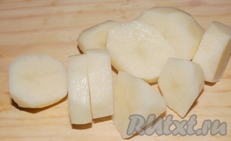 В качестве гарнира к шампиньонам можно приготовить картофель. Для этого надо сырой картофель нарезать на  небольшие кружочки.
